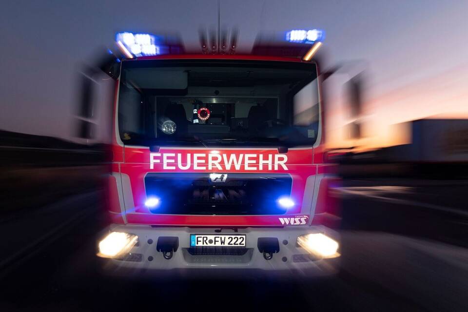 Feuerwehrfahrzeug im Sonnenuntergang