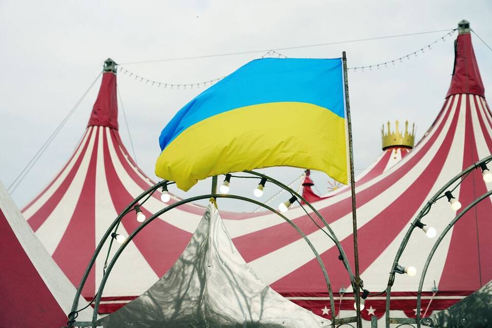 Ukrainische Flagge vor Zirkus Ukrainische Flagge vor Zirkus