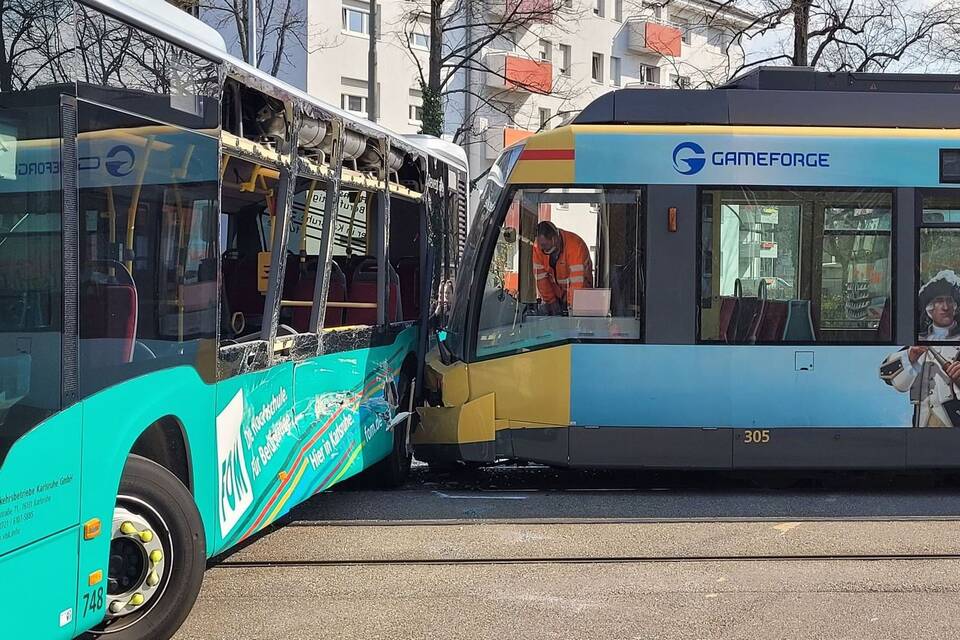 Straßenbahn kollidiert mit Linienbus Straßenbahn kollidiert mit Linienbus