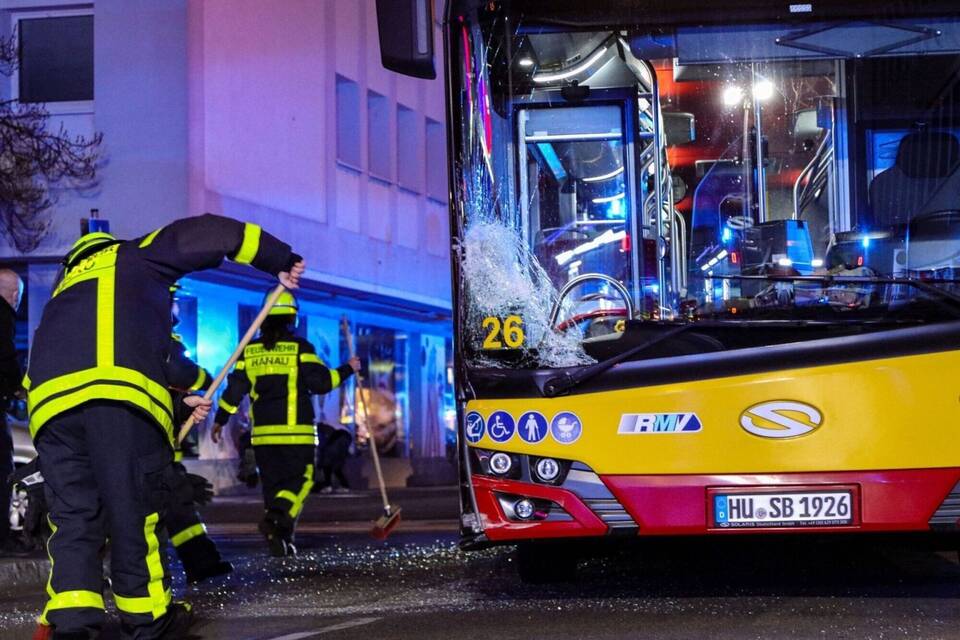 Bus stößt mit Auto zusammen Bus stößt mit Auto zusammen