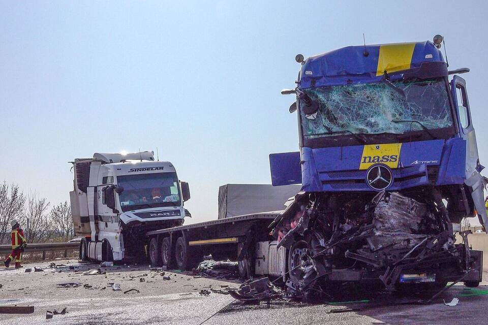 Drei Verletzte und Vollsperrung nach Unfall auf A5 Drei Verletzte und Vollsperrung nach Unfall auf A5