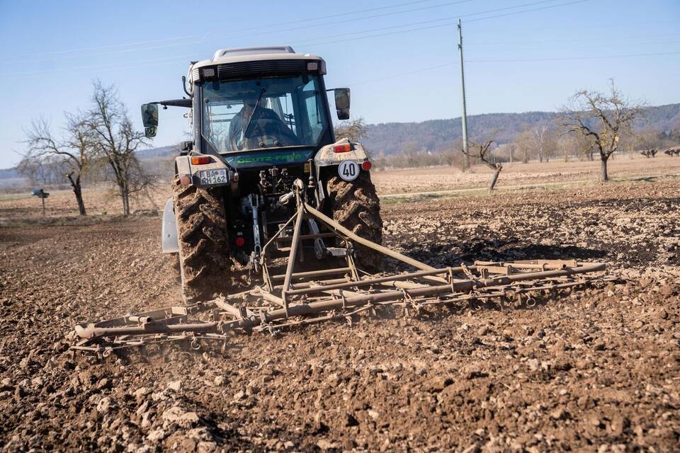 Landwirt bei der Feldarbeit Landwirt bei der Feldarbeit