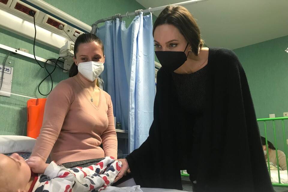Angelina Jolie besucht ukrainische Kinder in Vatikan-Klinik Angelina Jolie besucht ukrainische Kinder in Vatikan-Klinik