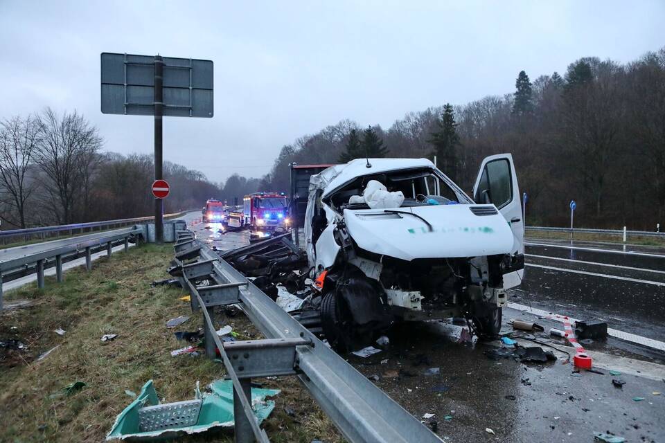 Sprinter prallt gegen Lkw Sprinter prallt gegen Lkw