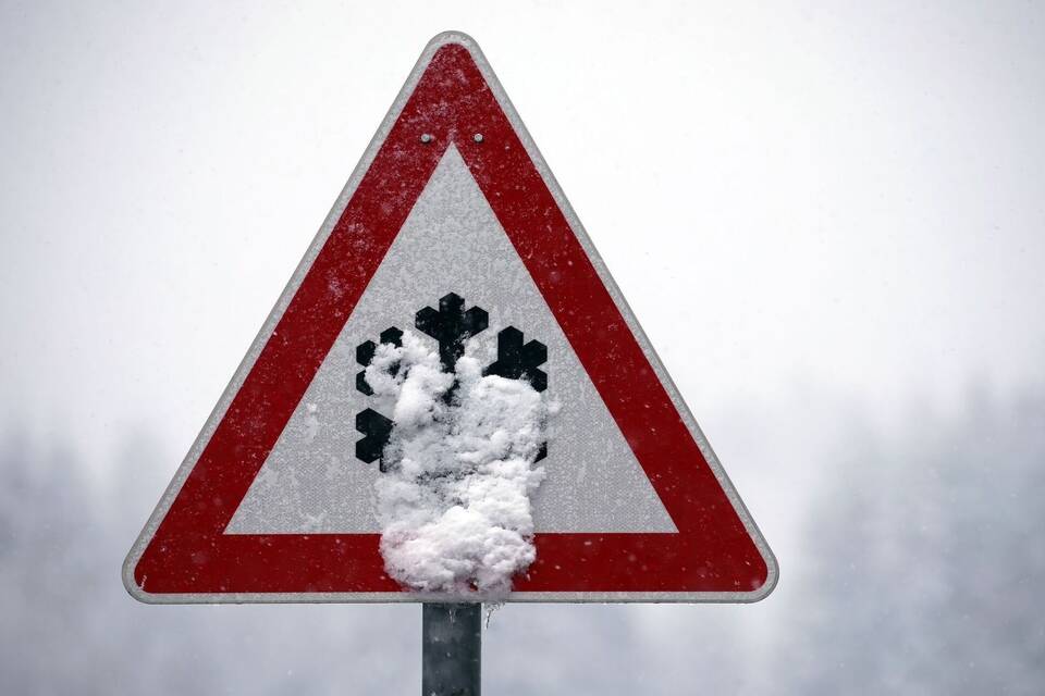 Verkehrsschild Schnee- oder Eisglätte Verkehrsschild Schnee- oder Eisglätte