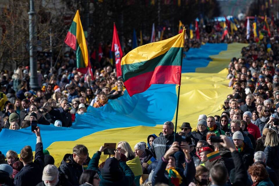 Menschen in Litauen mit Ukraine-Flagge Menschen in Litauen mit Ukraine-Flagge