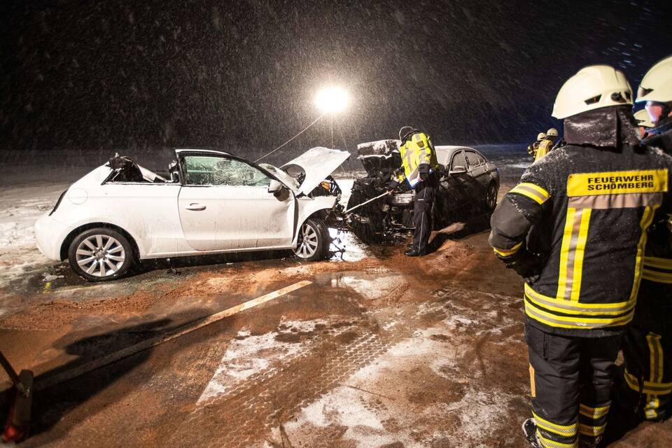 Acht Verletzte bei Autounfall wegen Schneeglätte Acht Verletzte bei Autounfall wegen Schneeglätte