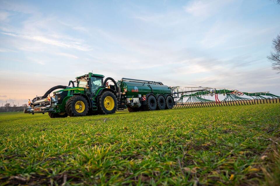 Landwirt fährt Gülle aus Landwirt fährt Gülle aus