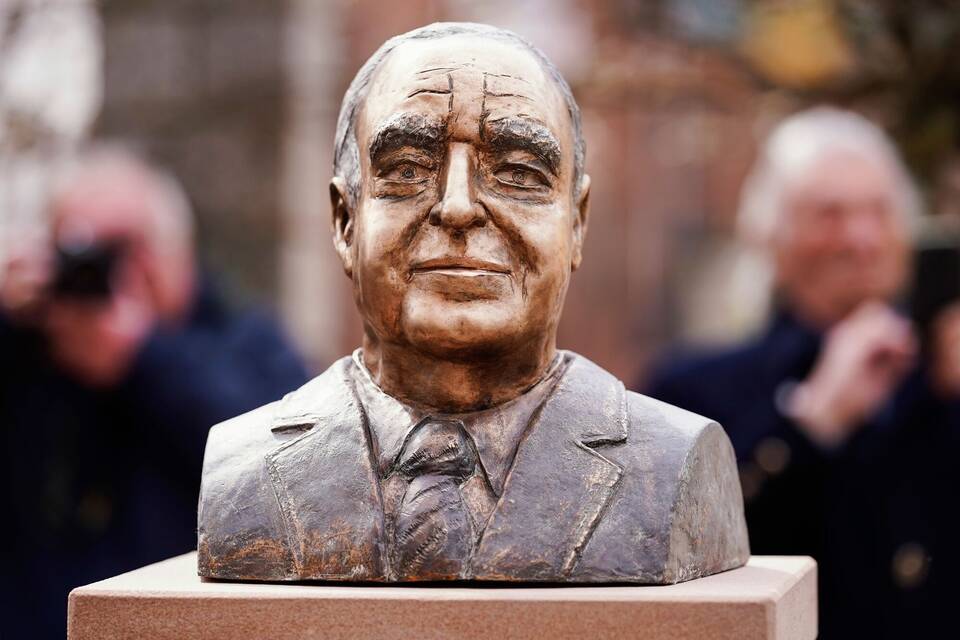 Bronzebüste für früheren Bundeskanzler Kohl Bronzebüste für früheren Bundeskanzler Kohl