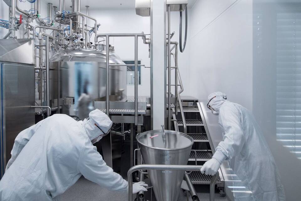 Mitarbeiter eines Pharmaunternehmens Mitarbeiter eines Pharmaunternehmens