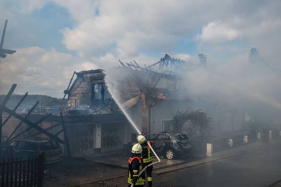Hoher Sachschaden bei Brand von Häusern und Autos Hoher Sachschaden bei Brand von Häusern und Autos