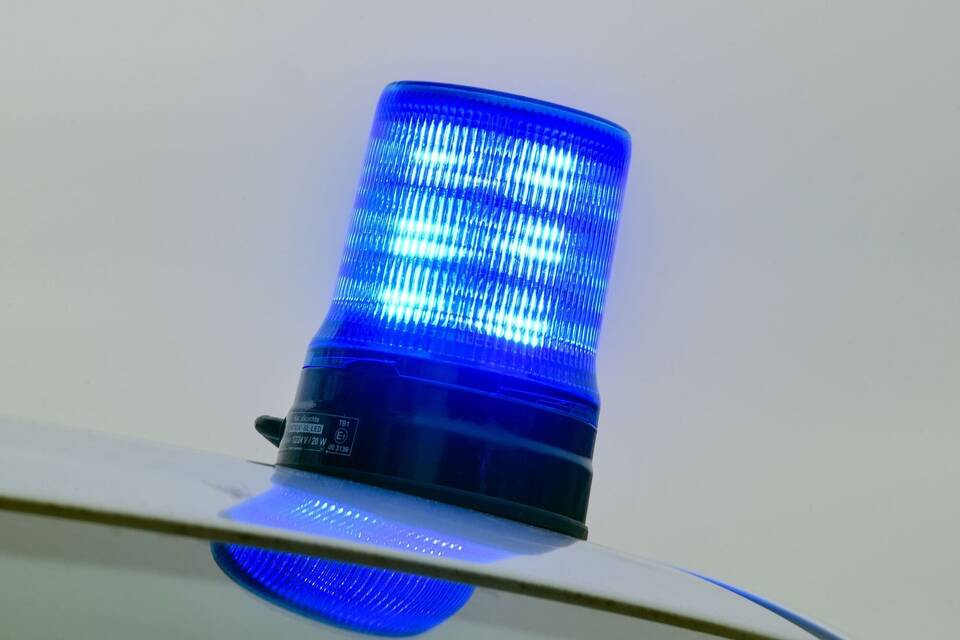Ein Blaulicht leuchtet auf einem Einsatzwagen der Polizei Ein Blaulicht leuchtet auf einem Einsatzwagen der Polizei