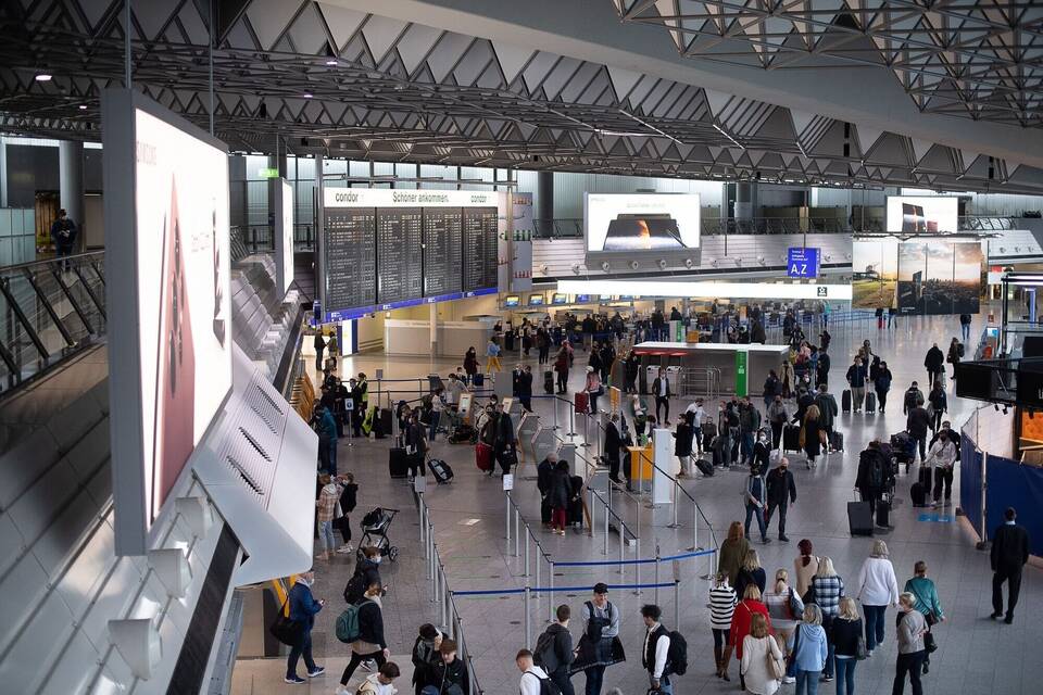 Passagiere stehen am Frankfurter Flughafen im Terminal 1