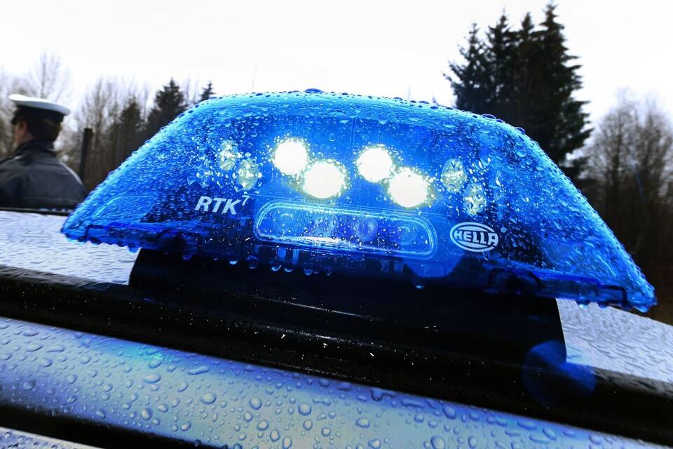 Ein Blaulicht leuchtet auf dem Dach eines Streifenwagens Ein Blaulicht leuchtet auf dem Dach eines Streifenwagens
