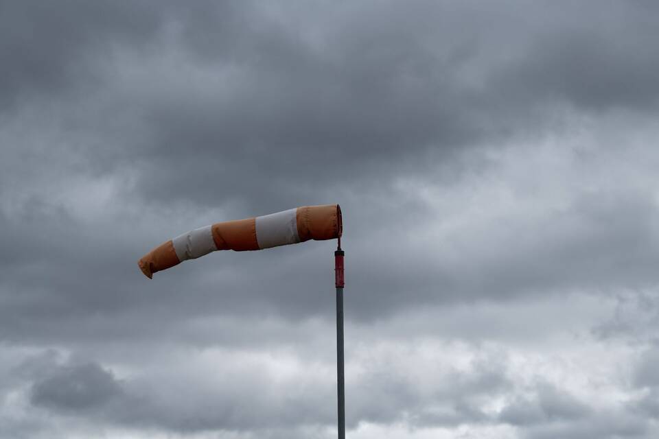 Ein Windsack weht bei stürmischem Wetter im Wind