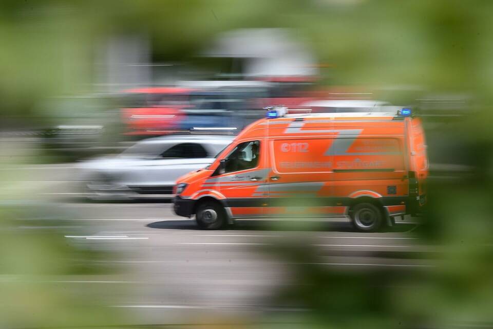 Ein Rettungswagen fährt zu einem Einsatz Ein Rettungswagen fährt zu einem Einsatz