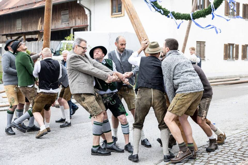 Traditionelles Maibaumaufstellen Traditionelles Maibaumaufstellen