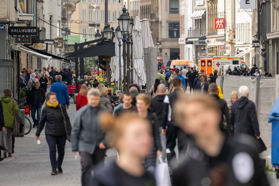 Menschen in Fußgängerzone