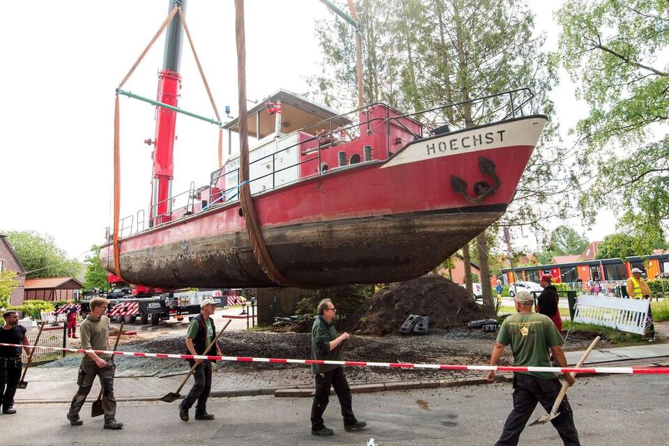 KINA - Altes Feuerlöschboot kommt mit dem Laster