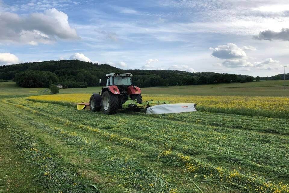 Traktor mit Mähwerk Traktor mit Mähwerk
