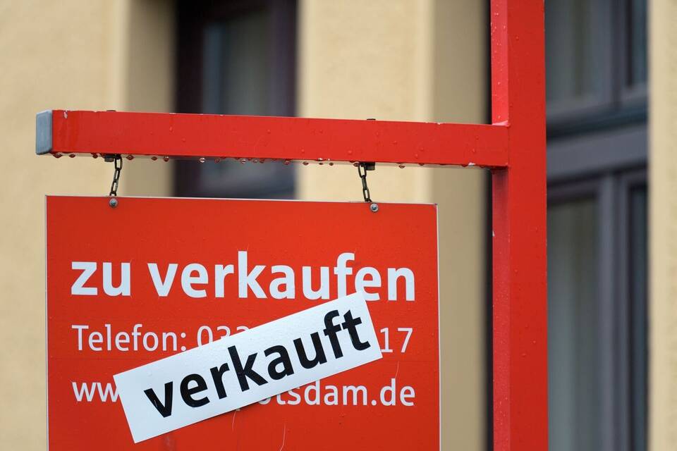 Schild: Haus zu verkaufen