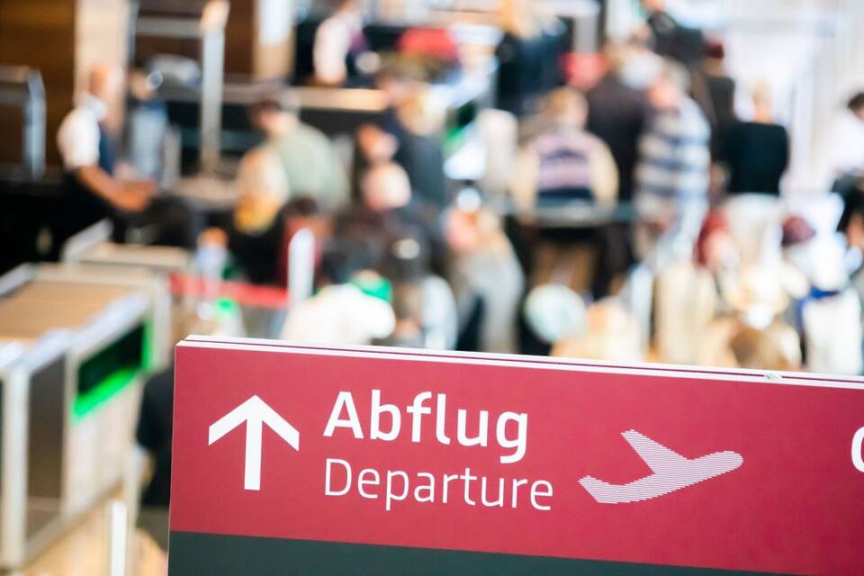 Reiseverkehr zum Start in die Pfingsttage am Flughafen BER