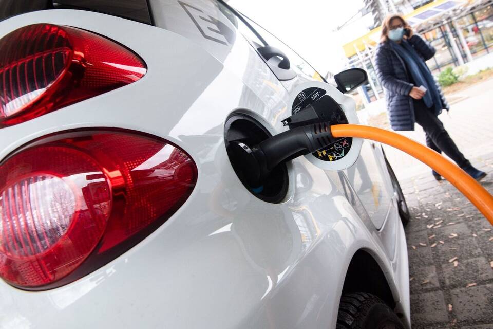 Elektroauto an Ladestation Elektroauto an Ladestation