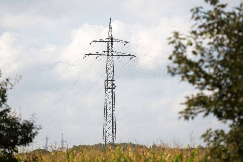 Mobilfunkstation auf Strommast