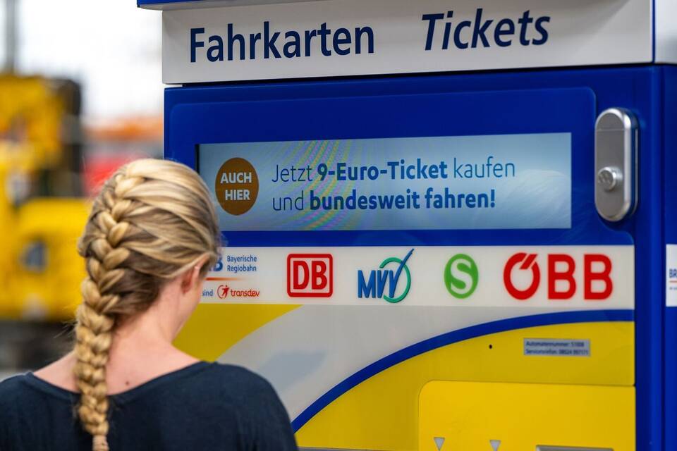 Werbung für das 9-Euro-Ticket an einem Automaten