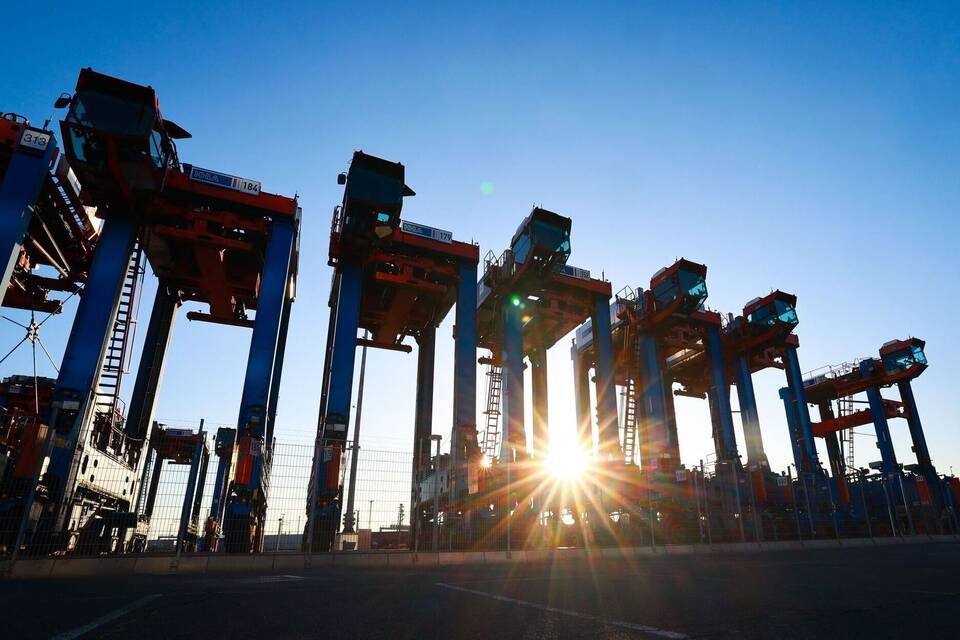 Containerumschlag im Hafen Hamburg Containerumschlag im Hafen Hamburg