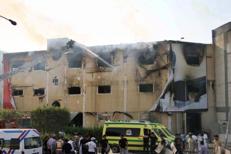 Brand in Möbelfabrik im Norden Kairos