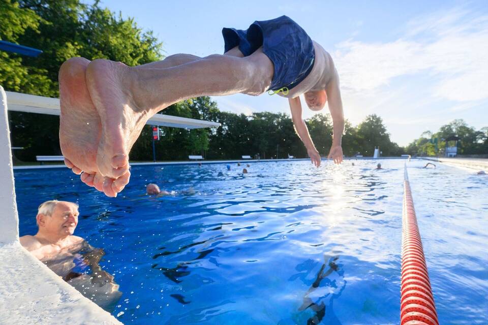 Frühschwimmer im Freibad