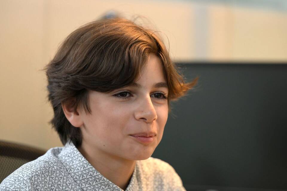 Zwölfjähriger Abiturient vor Studienstart Zwölfjähriger Abiturient vor Studienstart