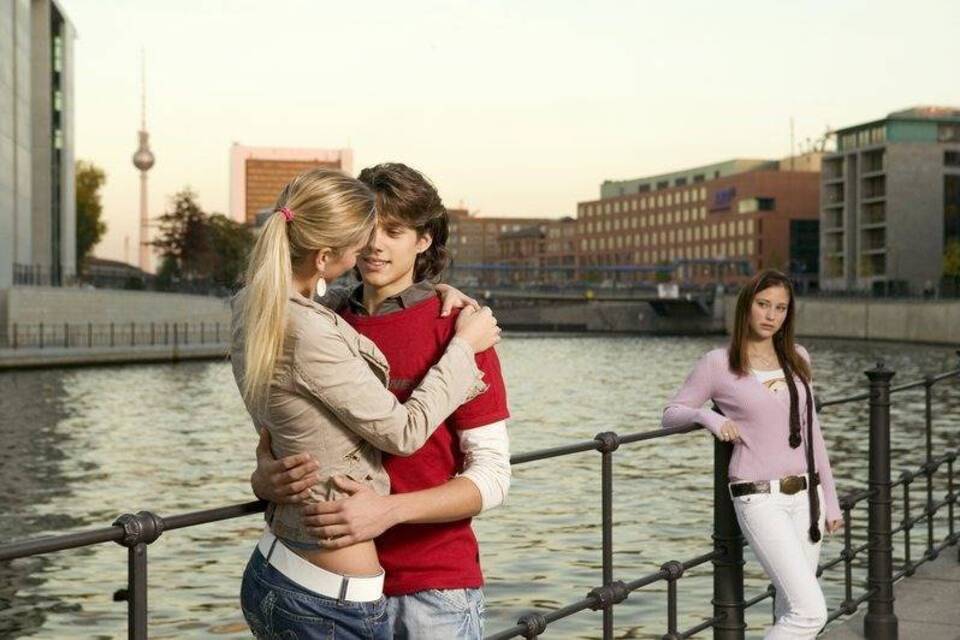 Nur noch Nummer zwei? Wenn die beste Freundin einen Freund hat Nur noch Nummer zwei? Wenn die beste Freundin einen Freund hat
