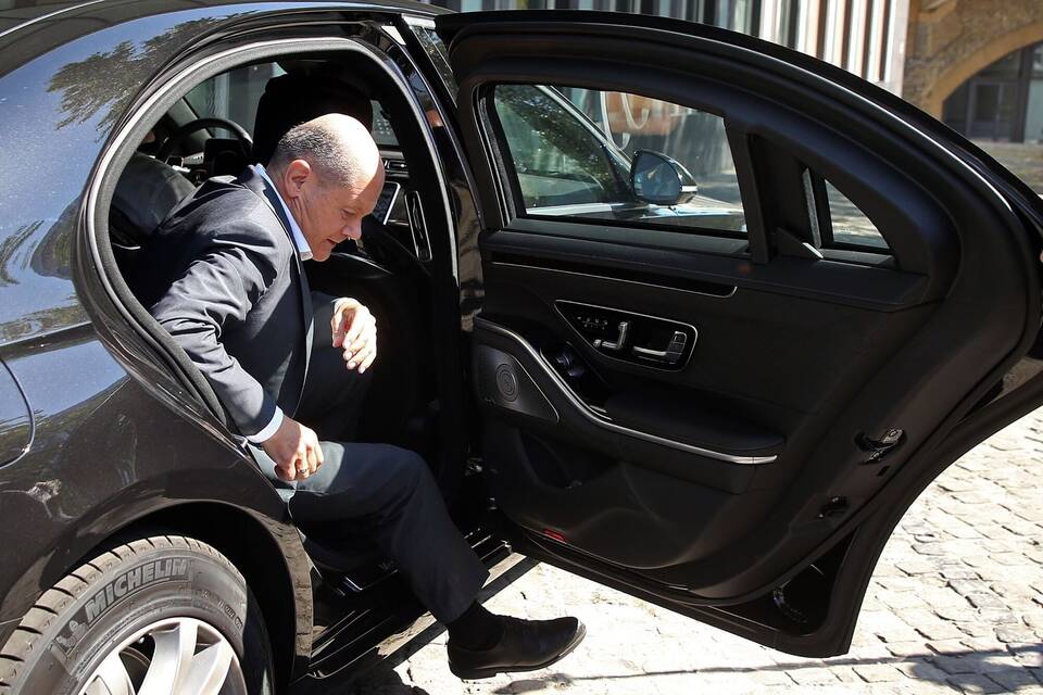 Scholz und sein Dienstwagen Scholz und sein Dienstwagen