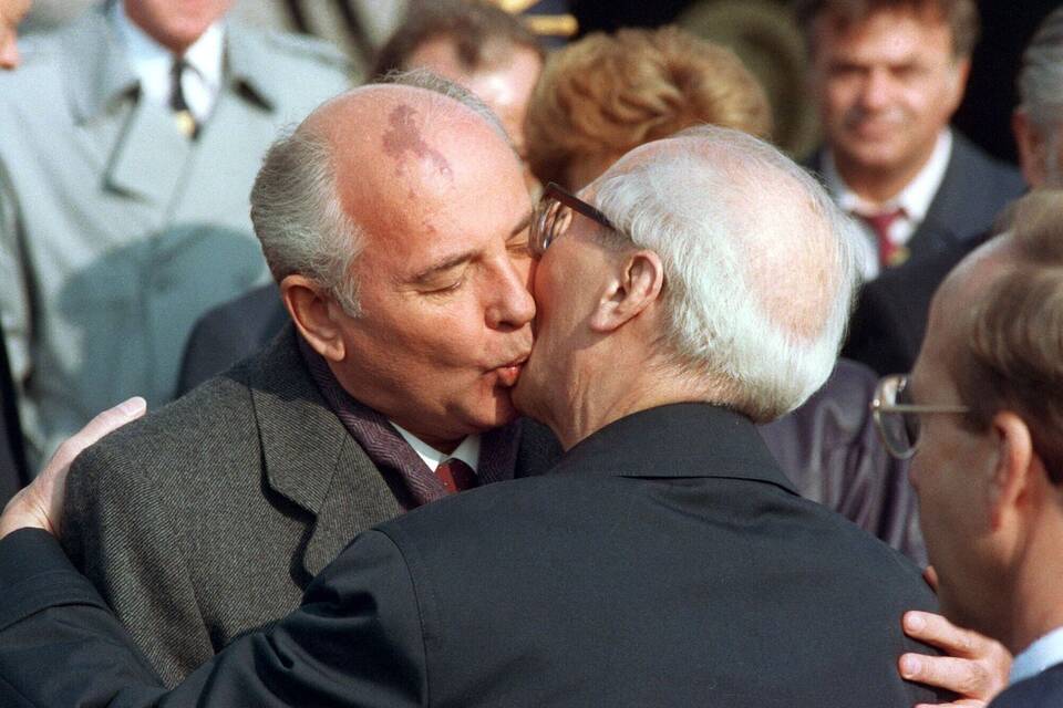 Michail Gorbatschow Bruderkuss mit Erich Honecker Michail Gorbatschow Bruderkuss mit Erich Honecker