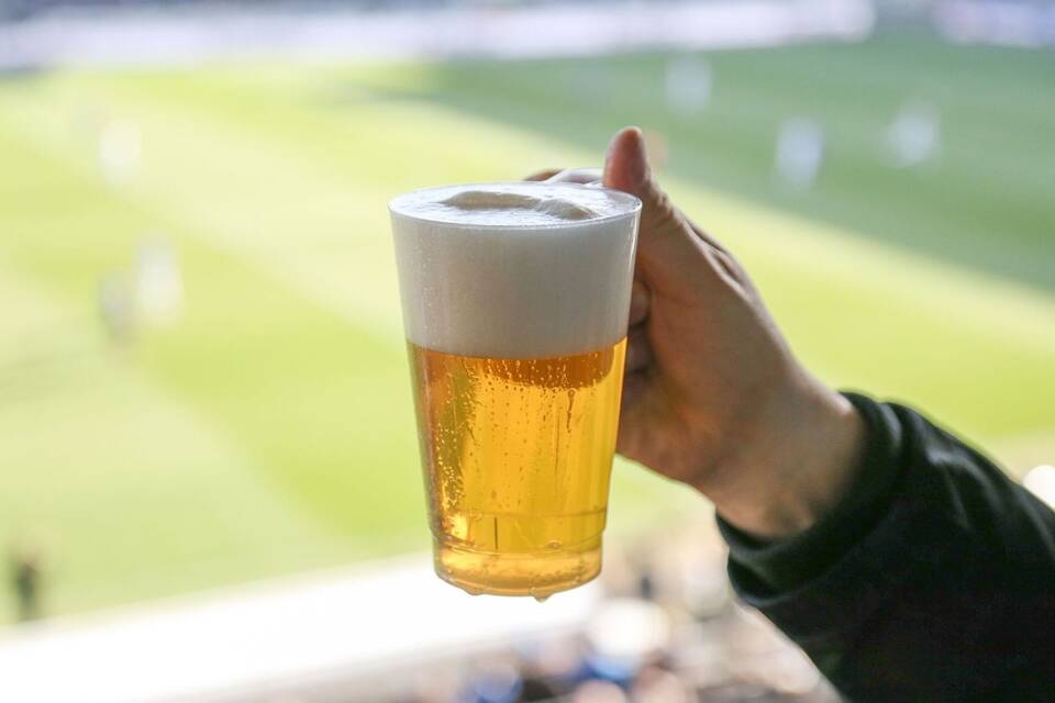 Fußball-WM in Katar: Promillefrei im Stadion: Alkoholregeln für WM ...