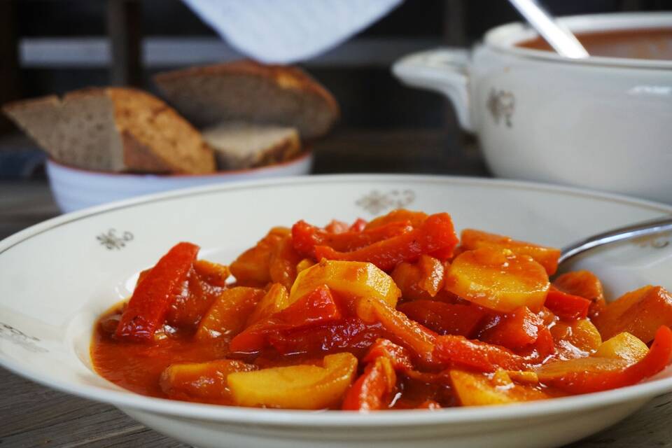 Rezept ohne Fleisch: Kartoffelgulasch als Seelenwärmer - Essen ...