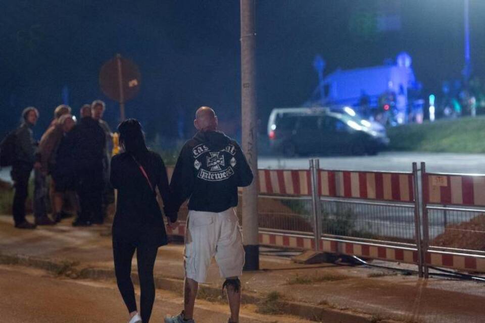 Mann mit Glatze und Szenekleidung Mann mit Glatze und Szenekleidung