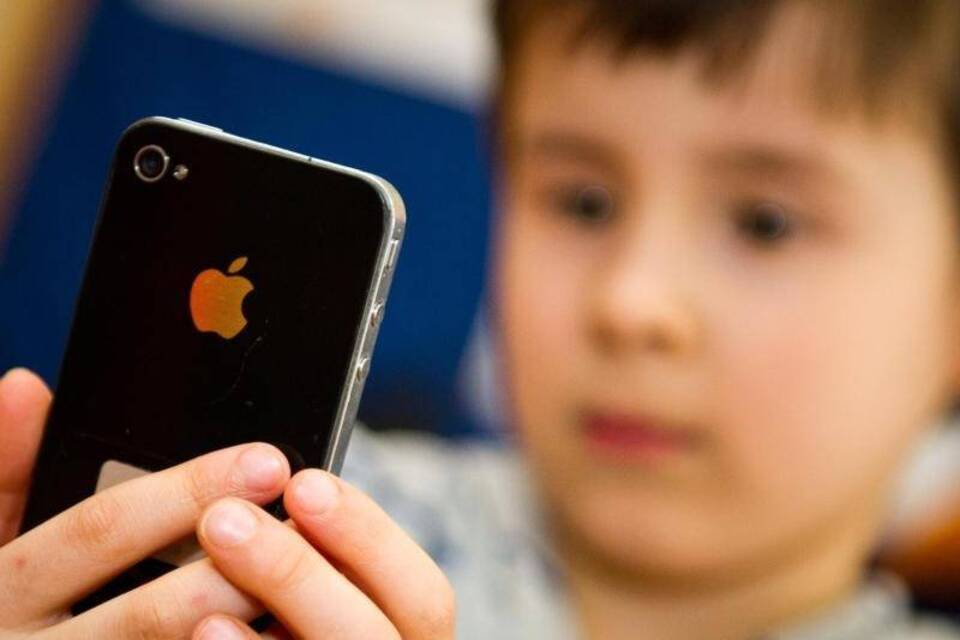 Kind mit Smartphone Kind mit Smartphone