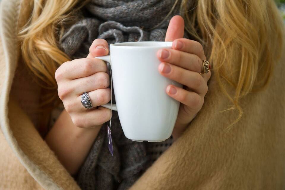 Frau mit Tasse Frau mit Tasse