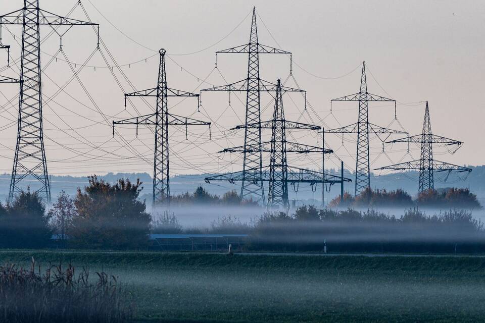 Strommasten im Morgennebel