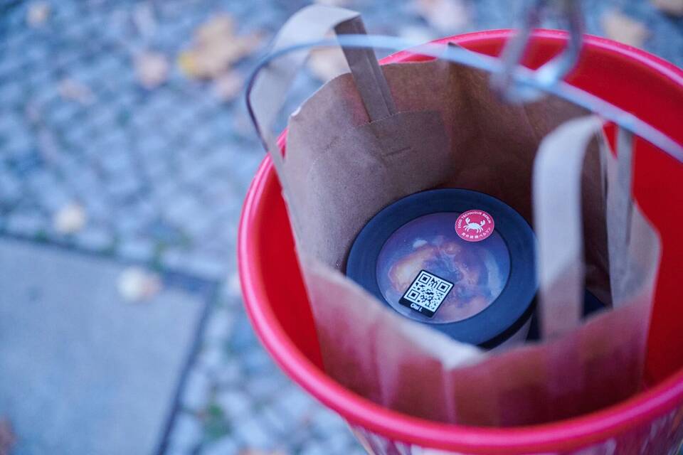 Lieferung aus dem Fenster: Japanische Nudelsuppe aus rotem Eimer ... Lieferung aus dem Fenster: Japanische Nudelsuppe aus rotem Eimer ...