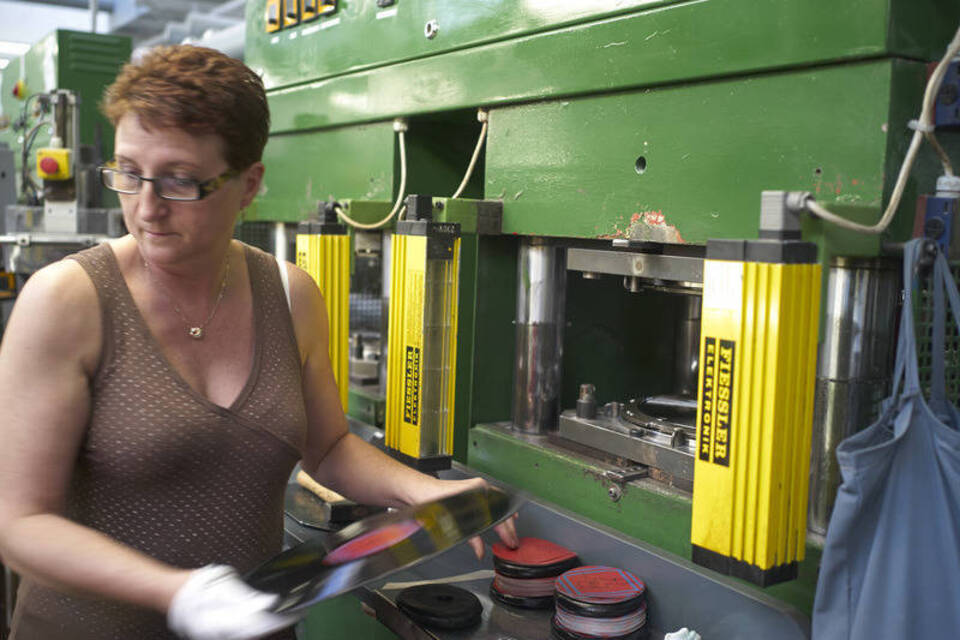 Es knistert wieder: Wie Millionen Schallplatten die Fabrik verlassen Es knistert wieder: Wie Millionen Schallplatten die Fabrik verlassen