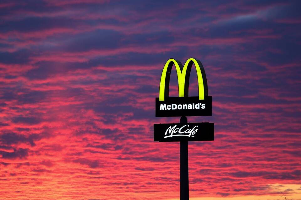McDonald's-Logo vor Abendhimmel McDonald's-Logo vor Abendhimmel