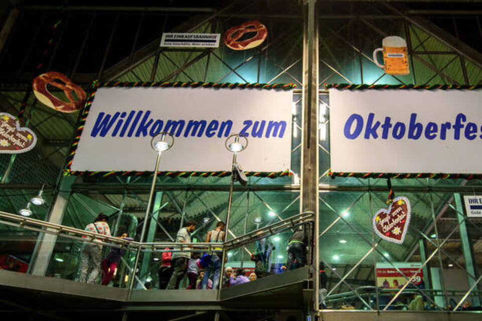 Wiesn und Flüchtlinge trennen - «keine Folklore» Wiesn und Flüchtlinge trennen - «keine Folklore»