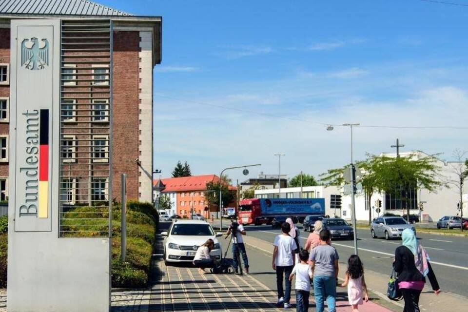 Kanzlerin für engere Zusammenarbeit von BA und BAMF Politik Rhein