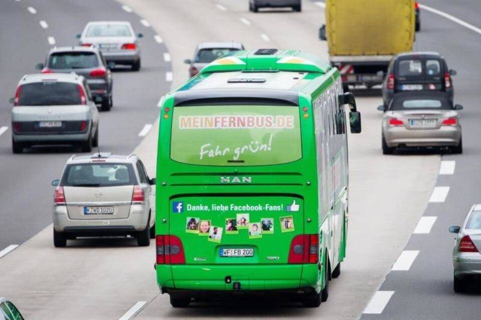 Fernbus auf der Autobahn Fernbus auf der Autobahn