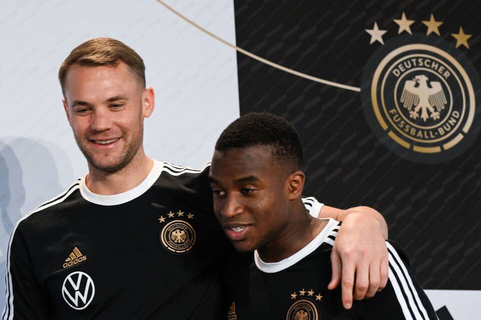Neuer und Moukoko Neuer und Moukoko