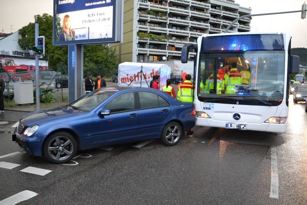 Heidelberg 15 Verletzte Bei Unfall Mit Shuttle Bus Fur Fluchtlinge Aktualisiert Polizeibericht Heidelberg Rnz